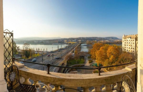 Magical Danube view in a spacious two bedroom suite next to Parliament